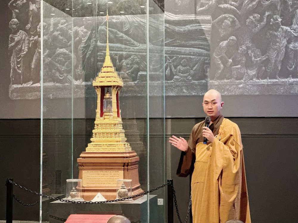 Đại đức Thích Chơn Khánh thuyết minh về xá-lợi với phái đoàn Phật tử tháp tùng trong chuyến hành hương Thánh tích