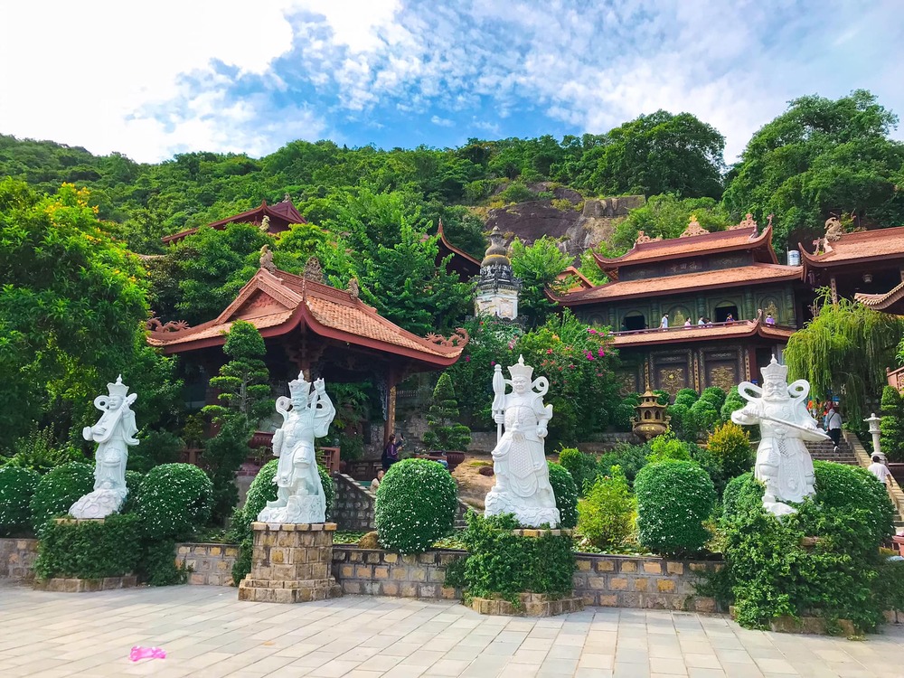 Ngôi chùa tọa lạc ngay trên sườn núi Sam, nằm trong thành phố Châu Đốc tỉnh An Giang.