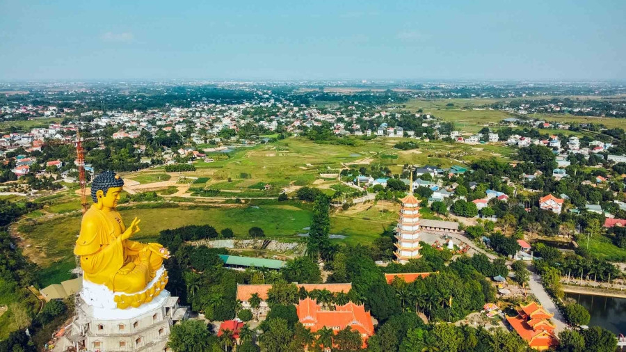 Nằm giữa đồi núi, đồng ruộng, làng quê thủ đô Hà Nội, bức đại tượng Phật mang đến thông điệp vì hòa bình cho toàn thế giới.