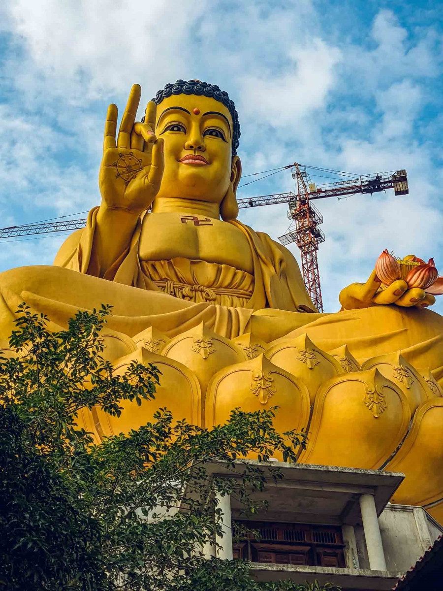 Bức tượng A Di Đà có kết cấu chắc chắn, tạo tác tinh xảo với hình tượng Đức Phật uy nghiêm trong tư thế kiết già, gương mặt toát lên vẻ từ bi, trí tuệ.