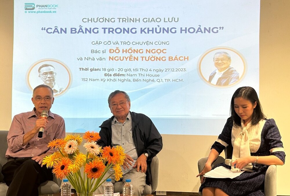 Tiến sĩ vật lý, nhà văn Nguyễn Tường Bách (trái) và bác sĩ, nhà văn Đỗ Hồng Ngọc (giữa) bàn về những khủng hoảng mà con người phải đối mặt trong và sau đại dịch. Ảnh: SGGP