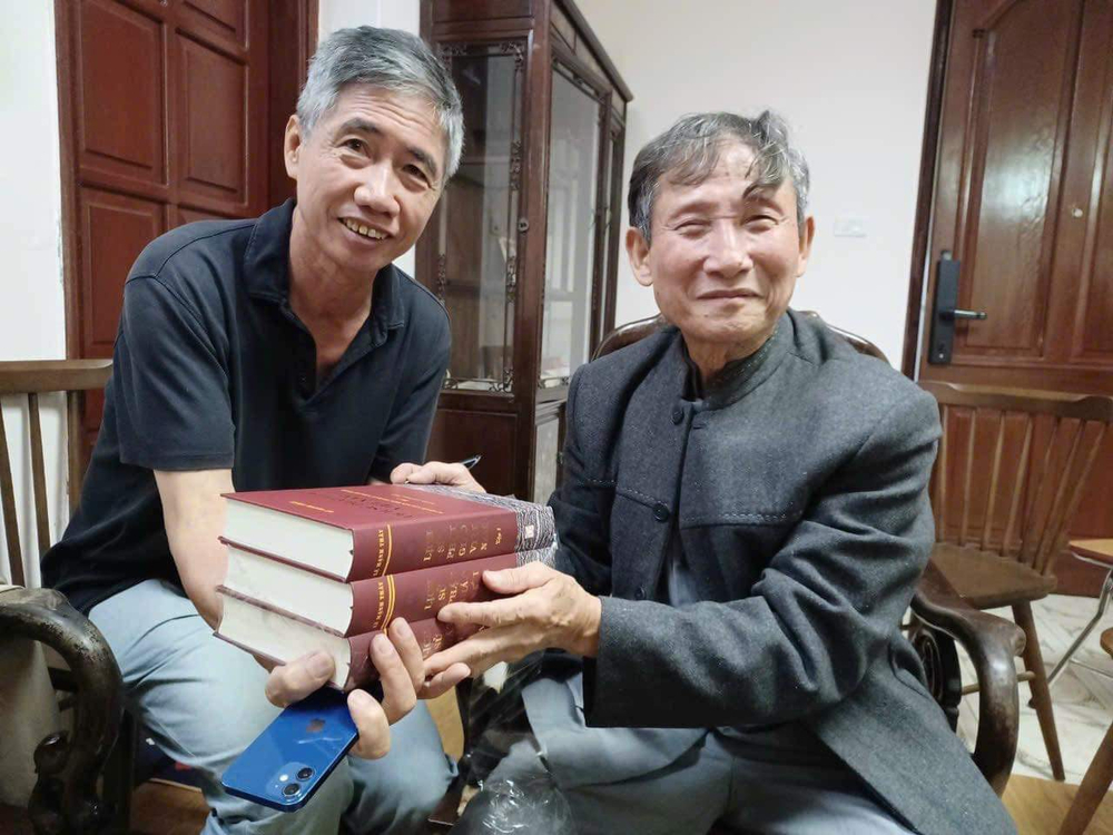 Thiền sư Thích Trí Siêu - GS Lê Mạnh Thát (phải) trong chuyến thăm miền Bắc đầu tiên sau khi sách vừa xuất bản. Đích thân ngài đề bút ký tặng đến các vị Hòa thượng, Thượng tọa và các Nhân sĩ trí thức