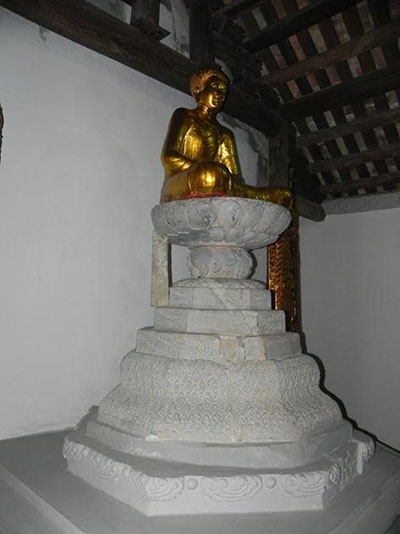 Tượng Phật A Di Đà trong chùa Ngô Xá