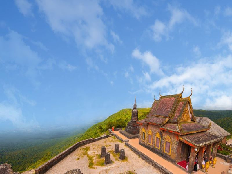 Chùa Năm Thuyền còn có tên là Wat Sampov Pram, nằm trên cao nguyên Bokor
