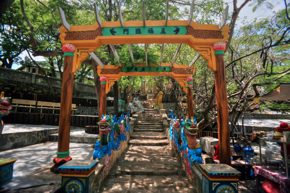 Lối lên chùa dốc thoai thoải, quanh co theo triền đồi, được che phủ bởi bóng cây xanh mát.