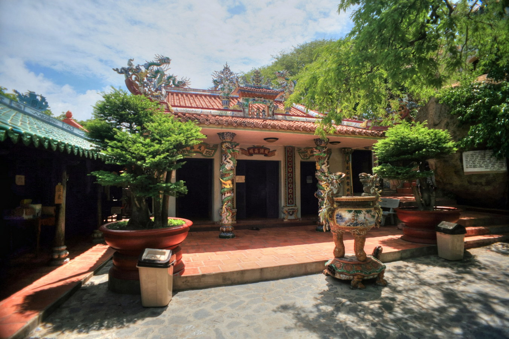 Chính điện của chùa nằm trên một khu đất rộng bằng phẳng, dựa lưng vào các phiến đá lớn.
