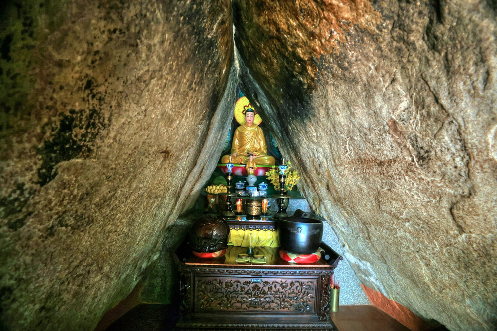 Mỗi hang động thờ một vị Phật, hoặc Bồ tát, hoặc một nhà sư đã viên tịch.