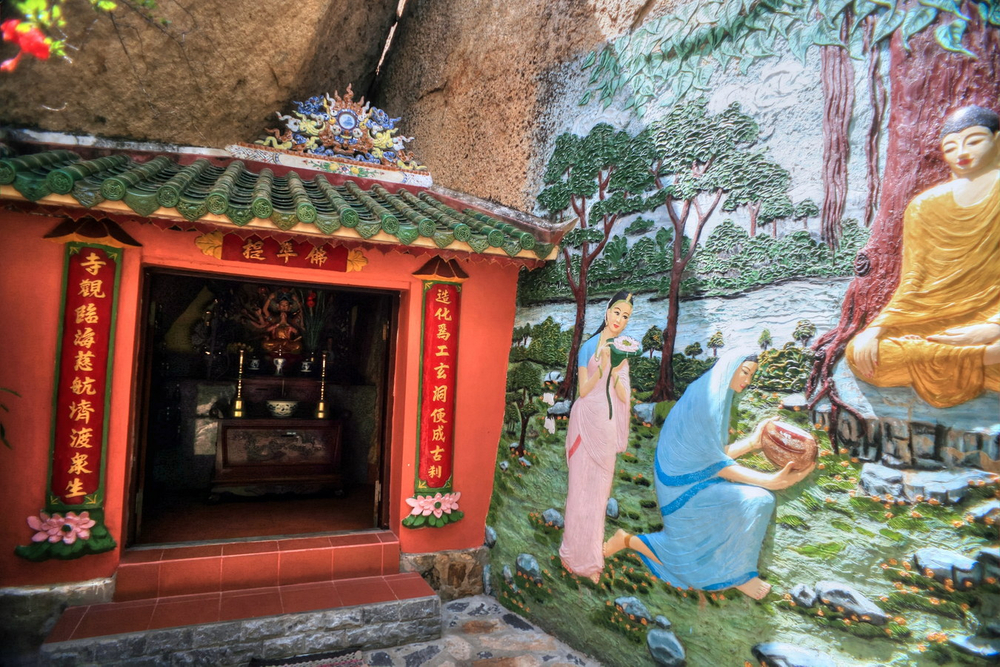 Vách đá quanh các am, điện được vẽ những bức tranh miêu tả cuộc đời Đức Phật và các chư vị Bồ Tát.
