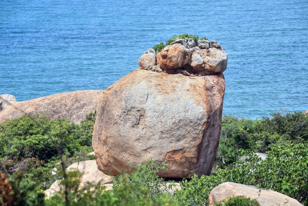Từ đỉnh Linh Thứu có thể quan sát cảnh quan thiên nhiên ngoạn mục của vùng biển Cổ Thạch.