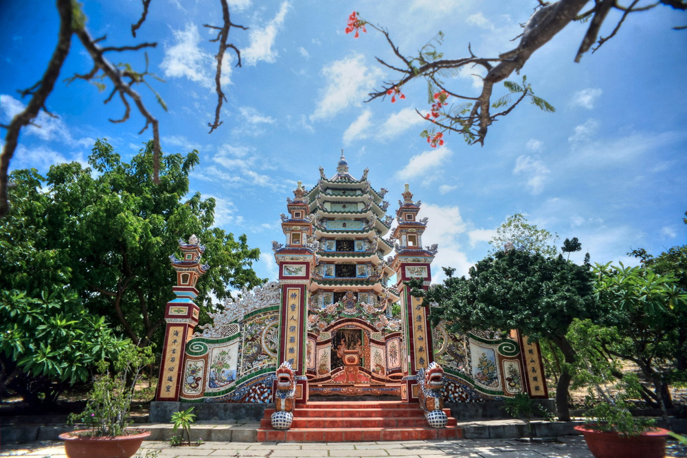 Vườn tháp tổ của chùa có diện tích khá rộng, với nhiều ngọn tháp được xây dựng công phu.