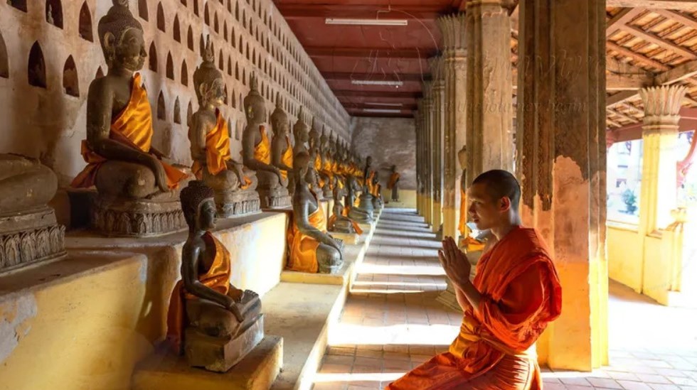 Khuôn viên chùa đặt nhiều tượng Phật