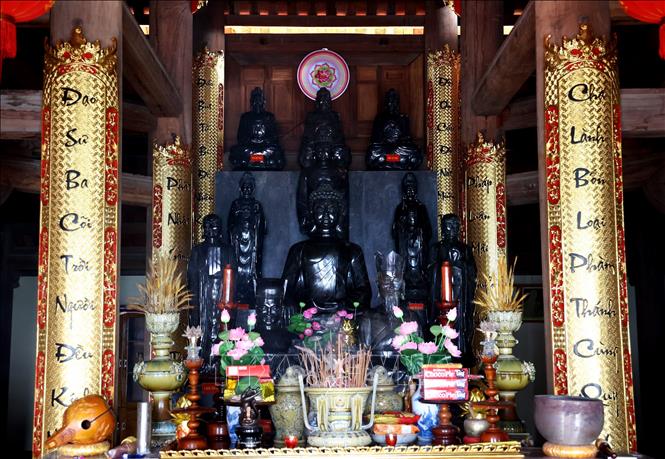 Tượng Phật trong chánh điện chùa Đá Tây, Quần đảo Trường Sa.