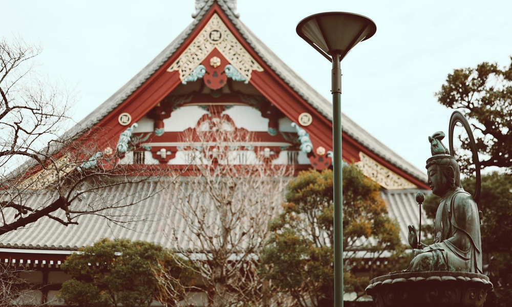 Chùa Sensoji, còn được biết đến là Asakusa Kannon Temple, đặt tại khu vực Asakusa, Taito-ku của thủ đô Tokyo. Chùa được xây dựng vào năm 628 sau Công Nguyên theo lối kiến trúc đặc trưng từ thời đại Edo của Nhật Bản. Ngôi chùa từng được tu sửa gần 20 lần trong gần 1.400 năm tồn tại.