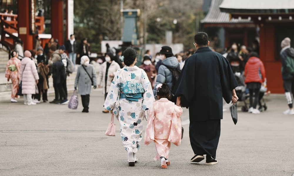 Đến chùa Sensoji, nhiều người dân Nhật Bản chọn mặc kimono truyền thống khiến khung cảnh thêm phần trang trọng và cổ kính. Du khách có thể mặc trang phục thường ngày, song vì đây là một điểm du lịch tâm linh nổi tiếng, trang phục cần gọn gàng, kín đáo. Thời tiết mùa xuân ở Tokyo khá đẹp, nhiệt độ trong khoảng 1-10 độ C, thích hợp để vãn cảnh chùa và cầu bình an, may mắn cho năm mới.