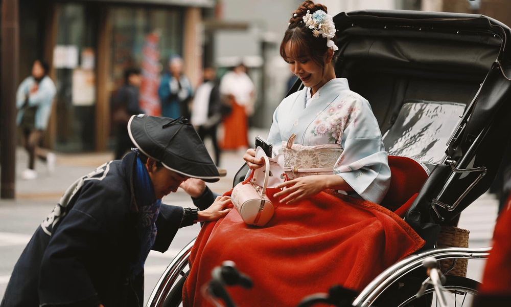 Trên đường trở lại trạm tàu Asakusa, du khách có thể trải nghiệm tham quan thành phố Asakusa theo cách truyền thống là ngồi xe kéo. Đây là loại phương tiện di chuyển phổ biến vào những thế kỷ trước của Nhật Bản. Du khách cũng có thể đi dạo dọc theo sông Sumida đến tháp Tokyo Skytree, một trong những địa danh nổi bật nhất của Tokyo với tầm nhìn toàn cảnh từ trên đỉnh tháp. Một trải nghiệm khác cho du khách là đặt tour du thuyền ngắm cảnh trên sông Sumida.