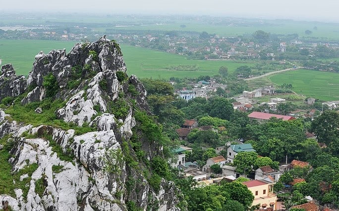 Quang cảnh chùa Thầy từ Chợ Trời nhìn xuống. Ảnh: IT