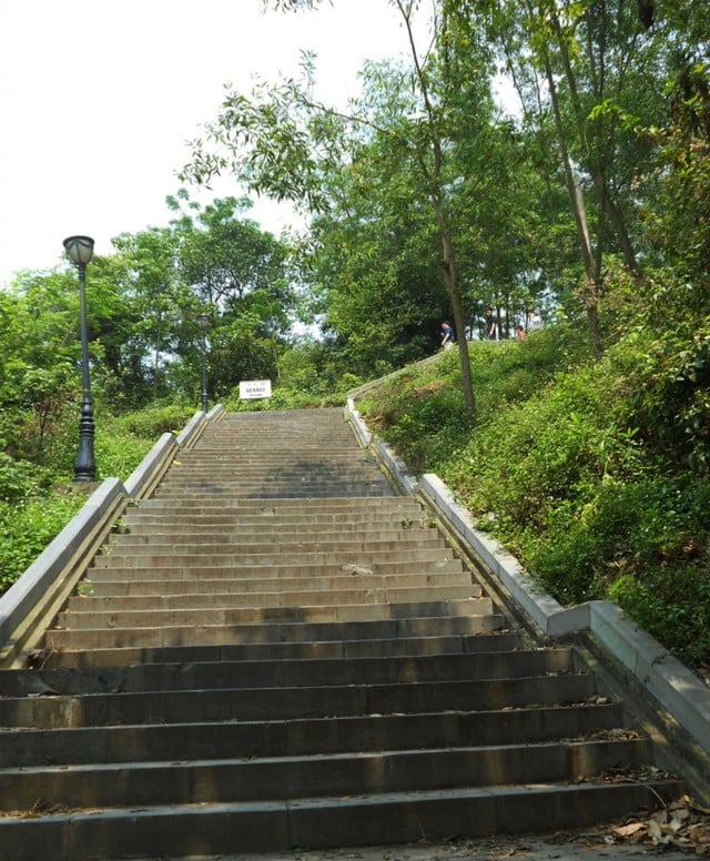 Đường lên núi Long Đọi- chùa Long Đọi Sơn với 373 bậc đá.
