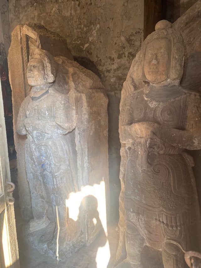 Những bức tượng cổ có niên đại vài trăm năm.
