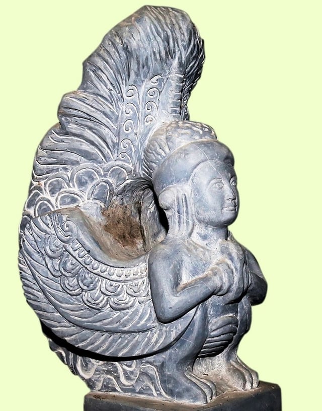 Tượng đầu người mình chim thời Lý được lưu giữ tại chùa.