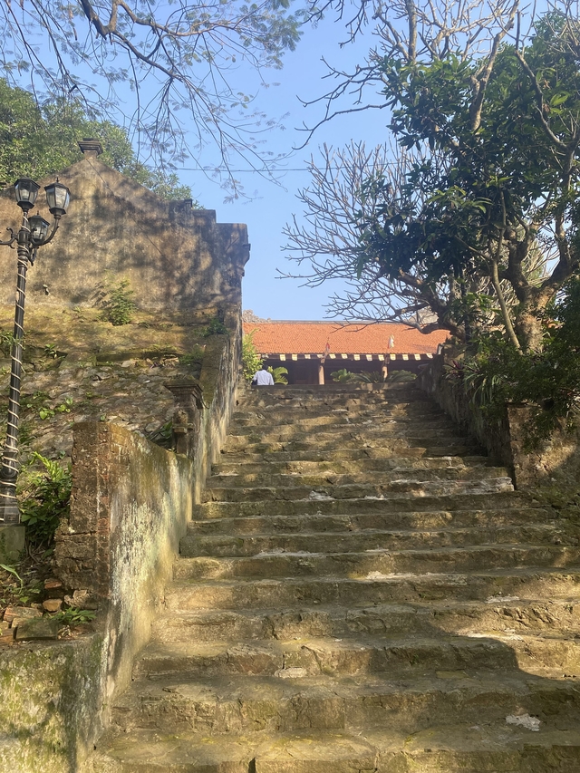 Lối đi lên chùa được chia hai bên tả hữu.