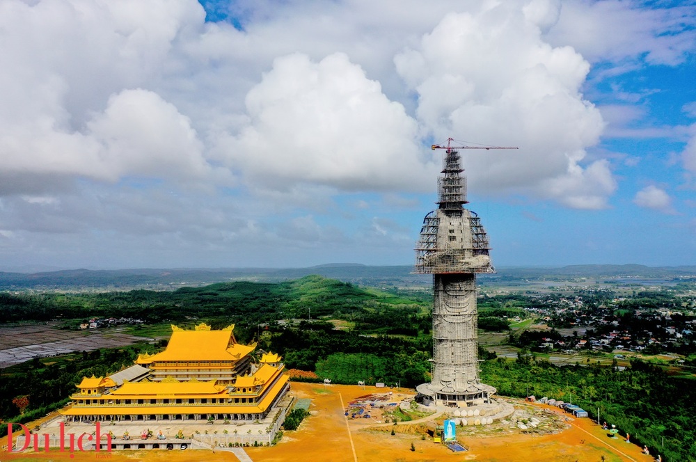Ban quản lý chùa Minh Đức đang thi công tôn tượng Bồ tát Quán Thế Âm cao 122 m (tượng Bồ tát đứng cao nhất Đông Nam Á)