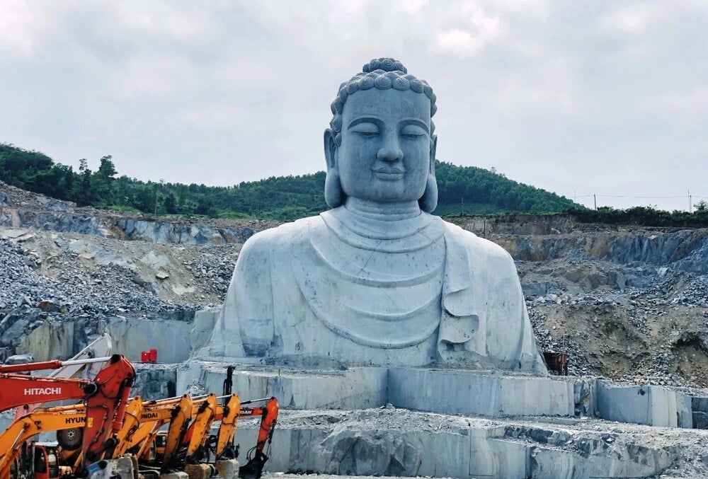 Tượng Phật được thi công nhiều năm đến nay vẫn chưa hoàn tất - Ảnh: ĐOÀN CƯỜNG