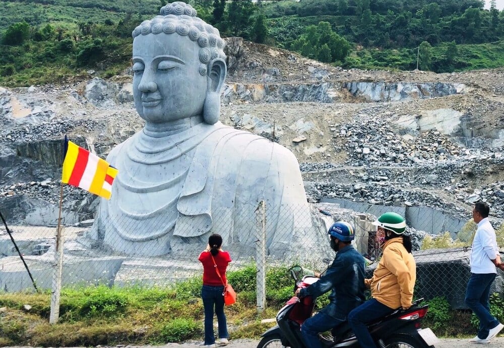 Người dân ngắm và chụp hình lưu niệm tượng Phật ngày 13/2 - Ảnh: ĐOÀN CƯỜNG