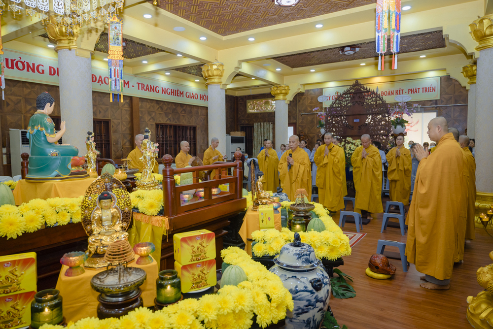 Pháp hội Dược Sư do BTS Phật giáo Q.3 tổ chức diễn ra ba ngày, chư Tăng trong quận được phân công luân phiên hướng dẫn Phật tử trì kinh Dược Sư, niệm Phật, ngày 3 thời