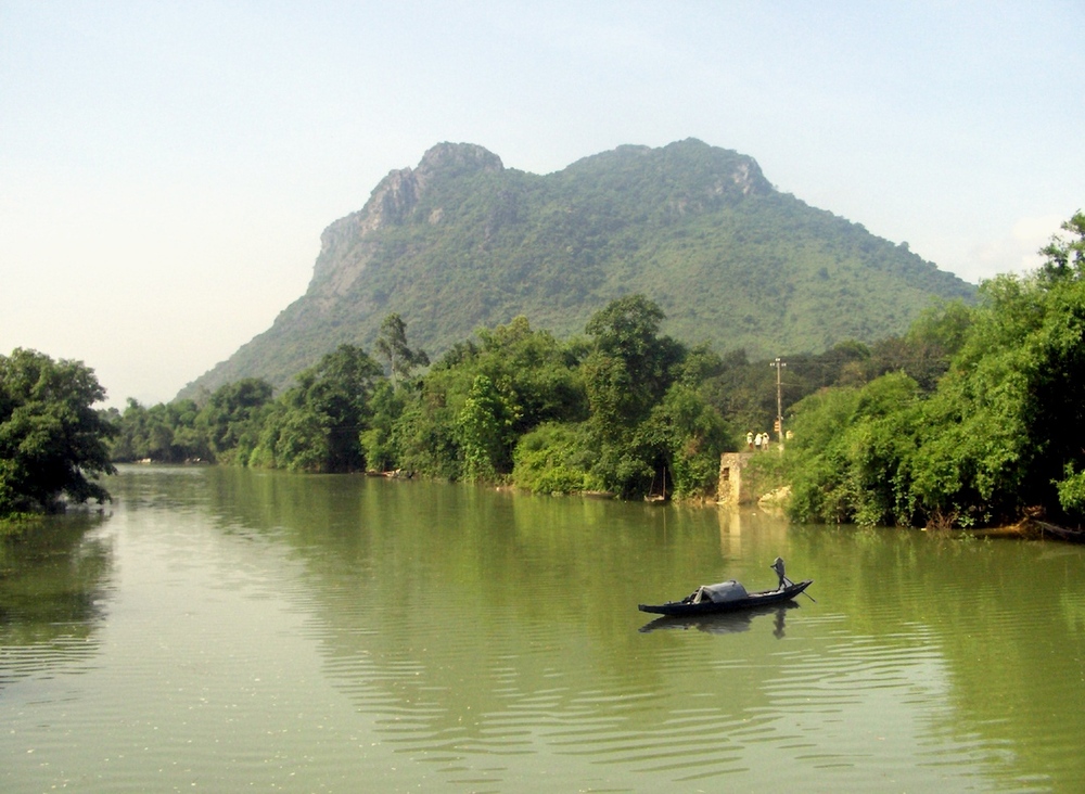 Nét đẹp như tranh của ngọn núi Thần Đinh nhìn từ dòng sông Đại Giang
