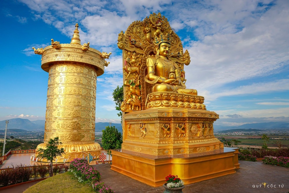 Tượng Phật Trường thọ (phải), tượng trưng cho năng lượng, giúp mang lại sức khỏe, sự trường thọ cho con người, và Đại bảo tháp Kinh luân dát vàng lớn nhất thế giới
