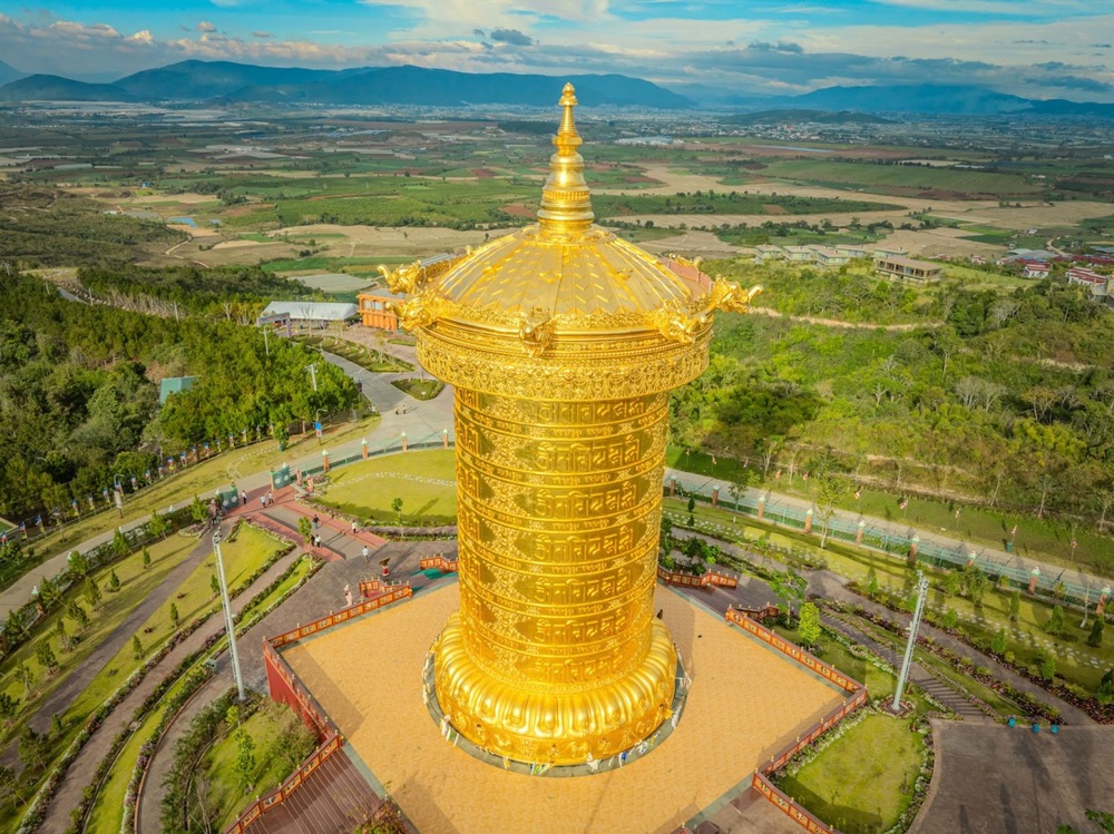Đại bảo tháp Kinh luân dát vàng lớn nhất thế giới, biểu tượng cho sự uy nghiêm và linh thiêng