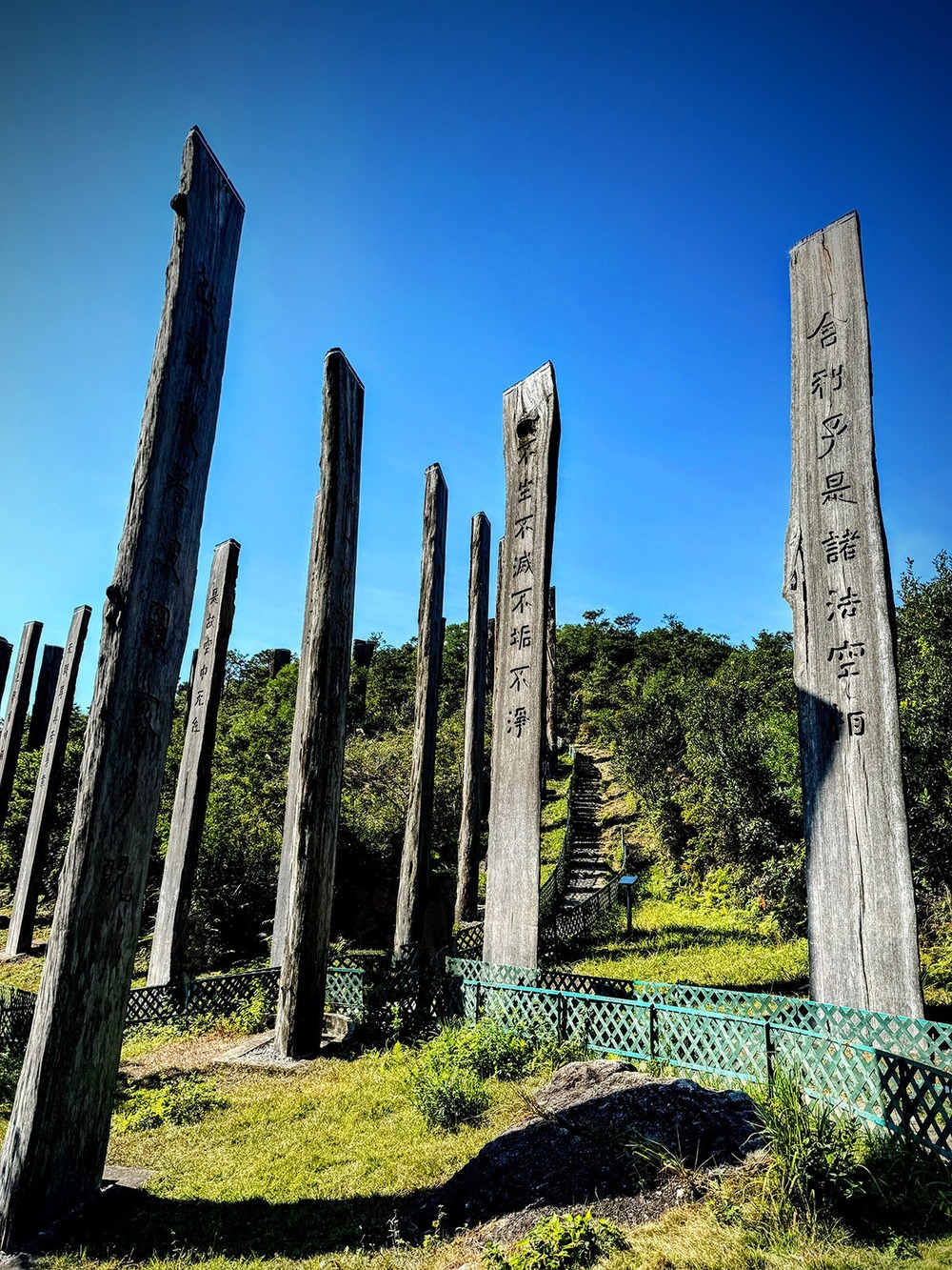 Con đường Tâm Kinh với 38 cột gỗ khổng lồ được khắc Bát Nhã Tâm Kinh