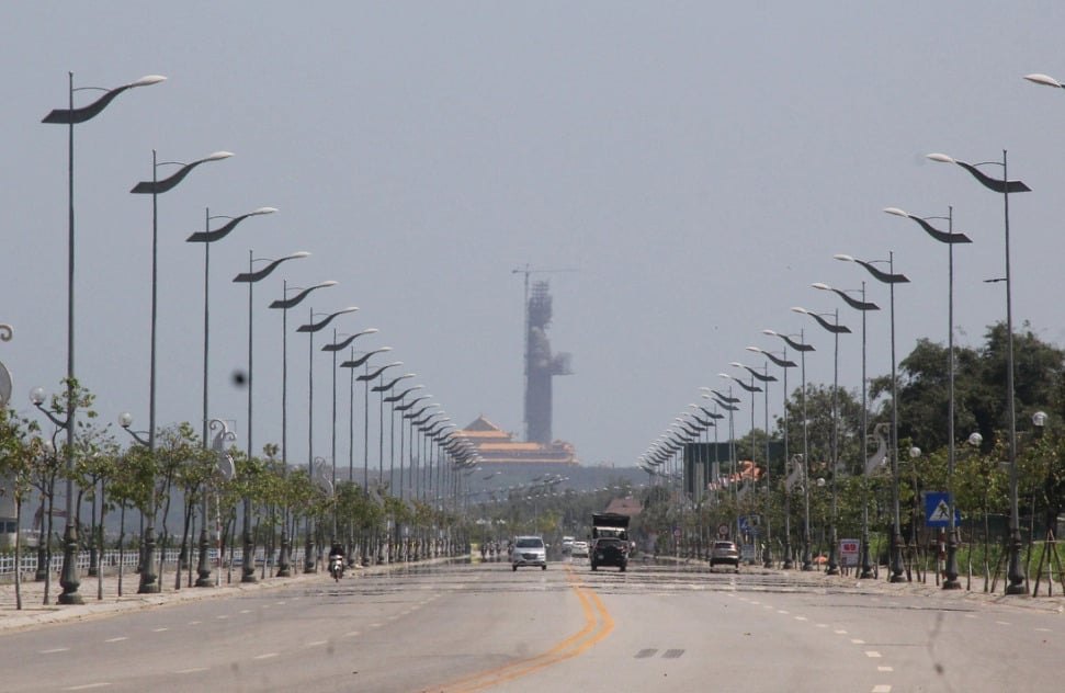 Đi trên đường Trường Sa, du khách dễ dàng nhìn thấy chùa Minh Đức và tượng Quan Âm cao nhất Đông Nam Á.