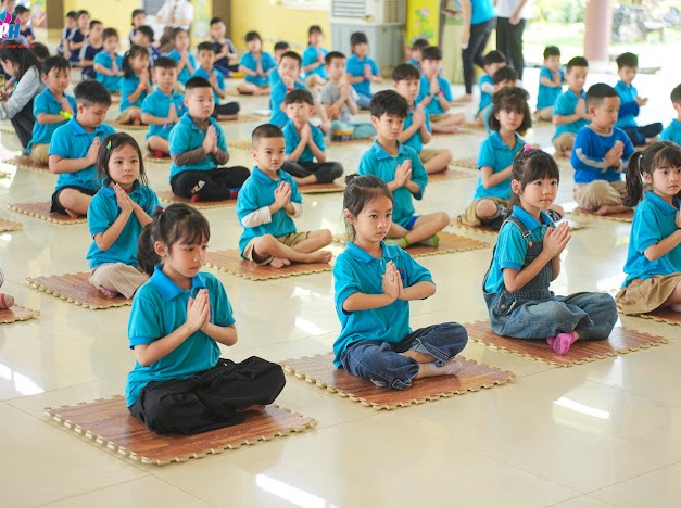 Các em học sinh thực hành tụng kinh, chắp tay xá lạy