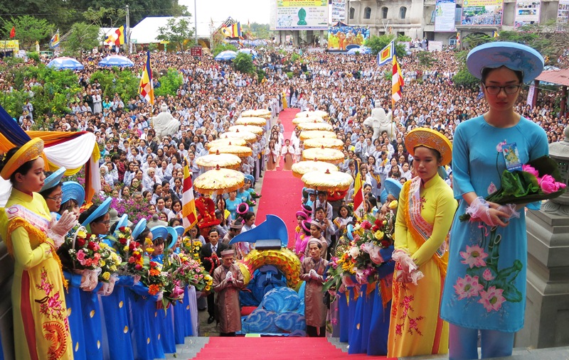 Biển người tham gia lễ hội Quán Thế Âm Đà Nẵng
