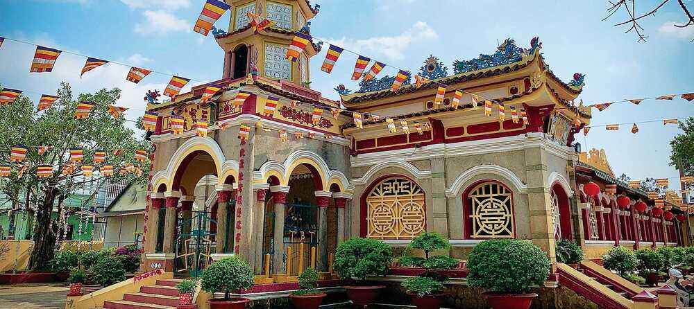 Chùa Sắc tứ Tam Bảo hay còn gọi là chùa ông Đồng là một trong số những ngôi chùa tiêu biểu của đất biển Kiên Giang