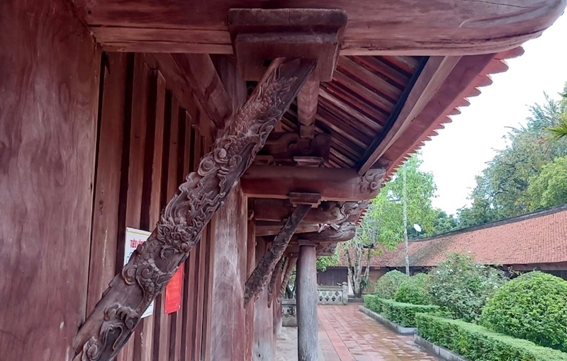 Các chi tiết gỗ được các nghệ nhân điêu khắc thời nhà Hậu Lê chạm khắc rất tinh xảo.