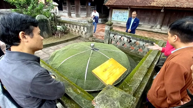 Giếng cổ trong chùa Keo được xếp bằng 36 cối đá thủng tương truyền là những chiếc cối giã gạo nuôi thầy, nuôi thợ xây dựng chùa Keo.