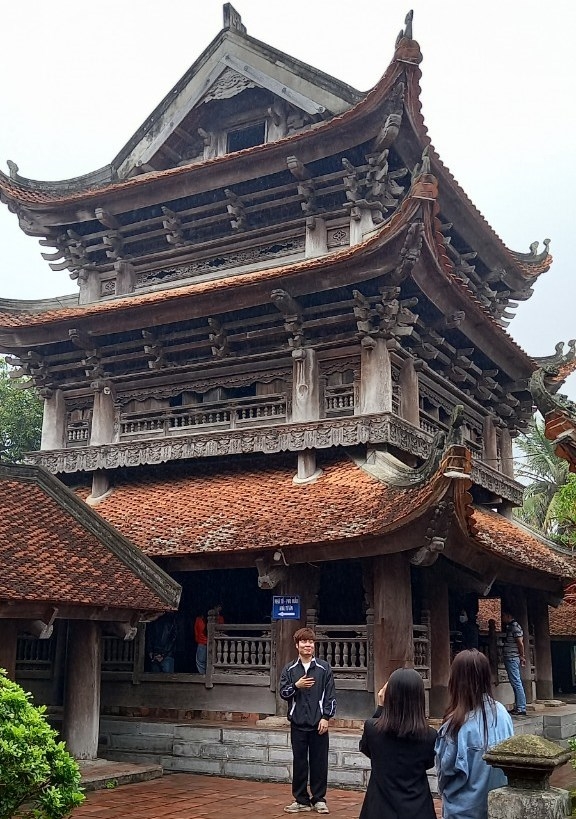 Tiêu biểu nhất ở chùa Keo là kiến trúc tòa gác chuông, đây là một kiến trúc đẹp, cao 11m, có 3 tầng mái áp chồng lên nhau.