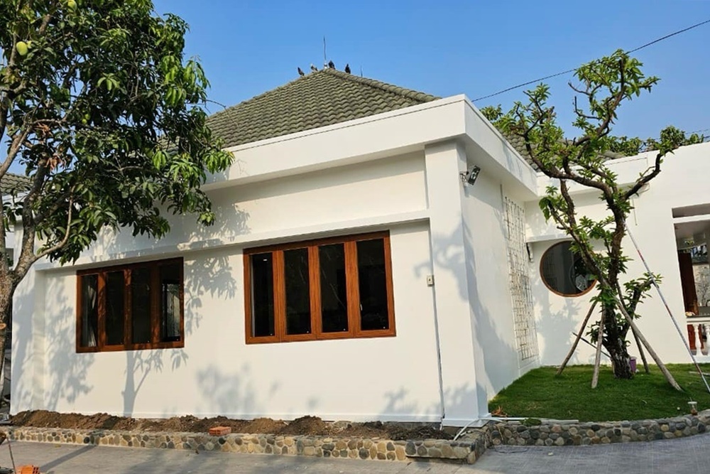 Ngôi nhà rộng rãi, có tông màu trắng nhẹ nhàng, thanh lịch của Việt Trinh