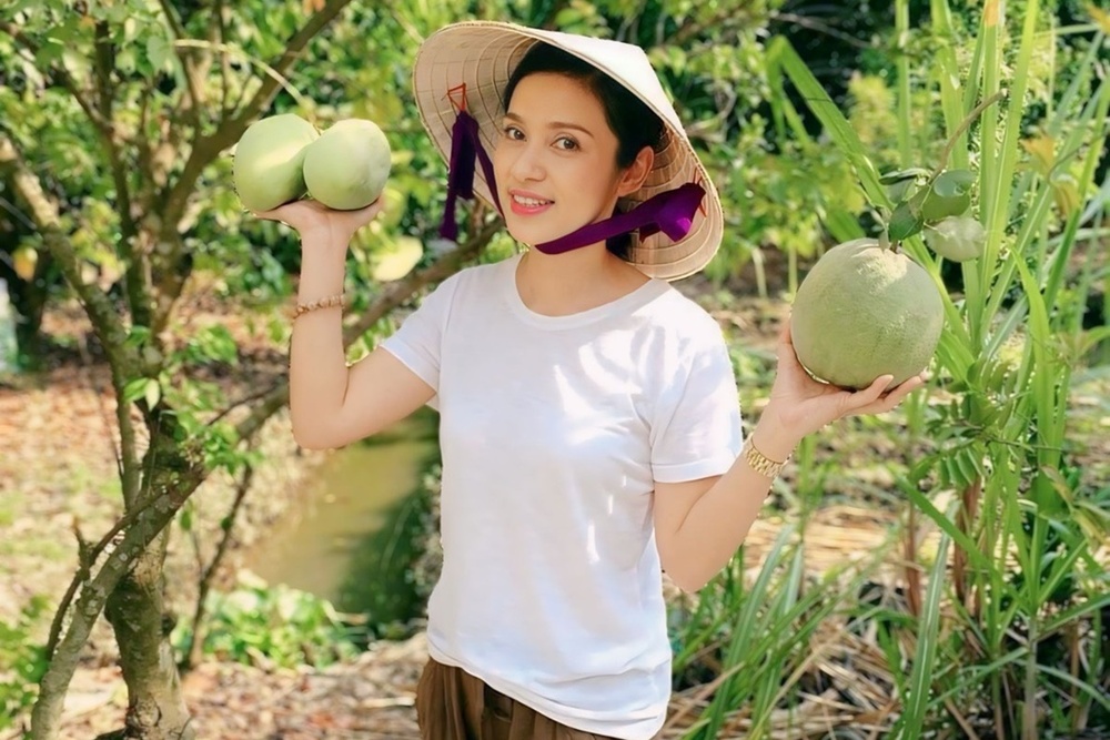 Mỗi mùa quả chín, Việt Trinh thu về đầy ắp trái ngon, cô thường chia sẻ thành quả trên trang cá nhân