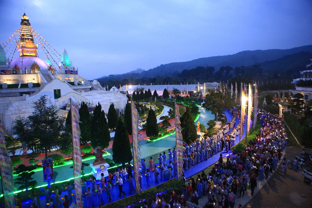 Đại Bảo Tháp Mandala Tây Thiên linh thiêng màu nhiệm trong đêm Pháp hội cúng đèn hoa đăng.
