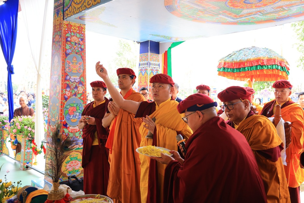 Ngài Drukpa Thuksey Rinpoche ban gia trì khai mở tranh Mandala Bát Liên Đàn Quan Âm Tài Bảo Thiên (chất liệu bột đá quý).