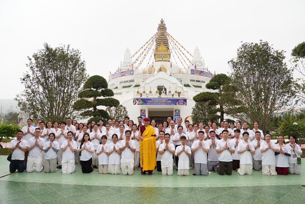 Thượng sư Drukpa Thuksey Rinpoche chụp ảnh kỷ niệm cùng CLB Tuổi trẻ Thăng Long (YDA Việt Nam) sau thực hành Tam bộ nhất bái.