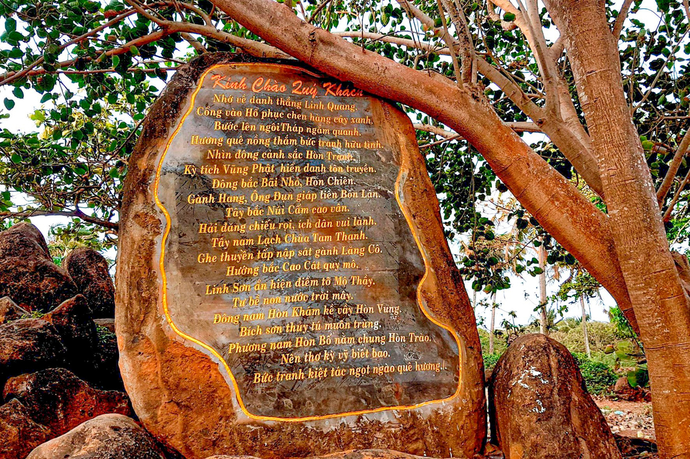 Bài thơ khắc trên đá trước cổng chùa.