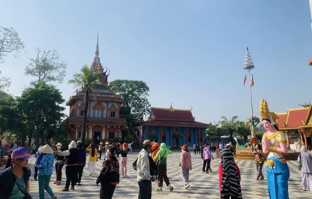 Khuôn viên bên trong chùa Chén Kiểu khá rộng để du khách đến bái Phật và chiêm ngưỡng kiến trúc độc đáo.