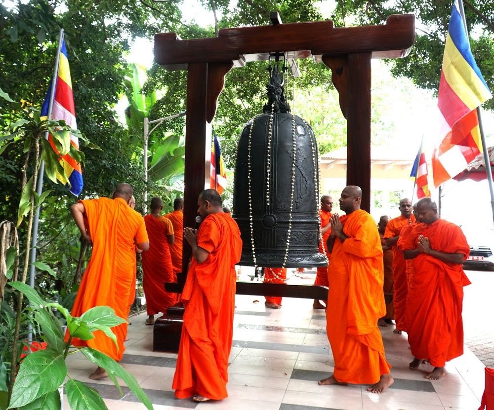 Các nhà sư Malaysia cử hành nghi lễ treo chuông tại chùa Ti-Ratana Heights, Kuala Lumpur, Malaysia. (Nguồn: TTXVN)