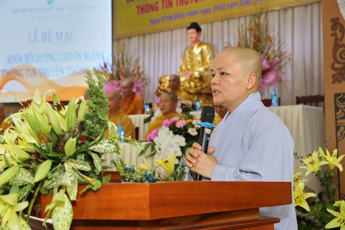 Ni sư Thích Nữ Diệu Tâm, UVTT BTS, Trưởng ban TT-TT GHPGVN tỉnh Tiền Giang phát biểu tại buổi lễ Bế mạc.