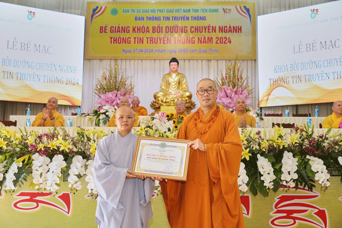 TT.Thích Quảng Lộc trao Bằng Công Đức đến Ni sư Trưởng ban TTTT Phật giáo tỉnh Tiền Giang.