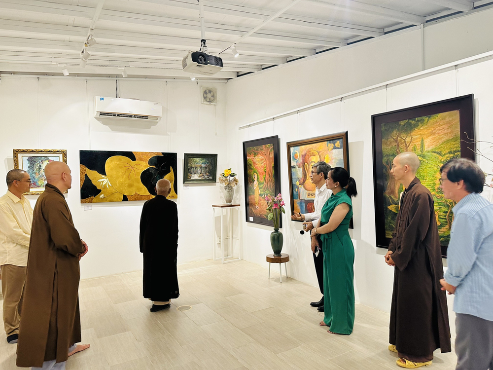 Chư tôn đức và Phật tử tham quan triển lãm